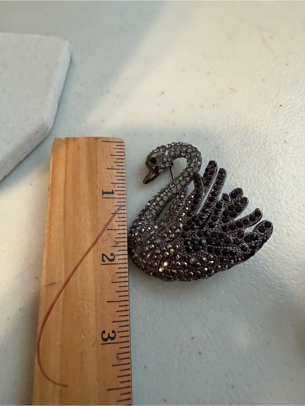 Swan brooch in gunmetal with rhinestone in a marcasite feel - Picture 6 of 6
